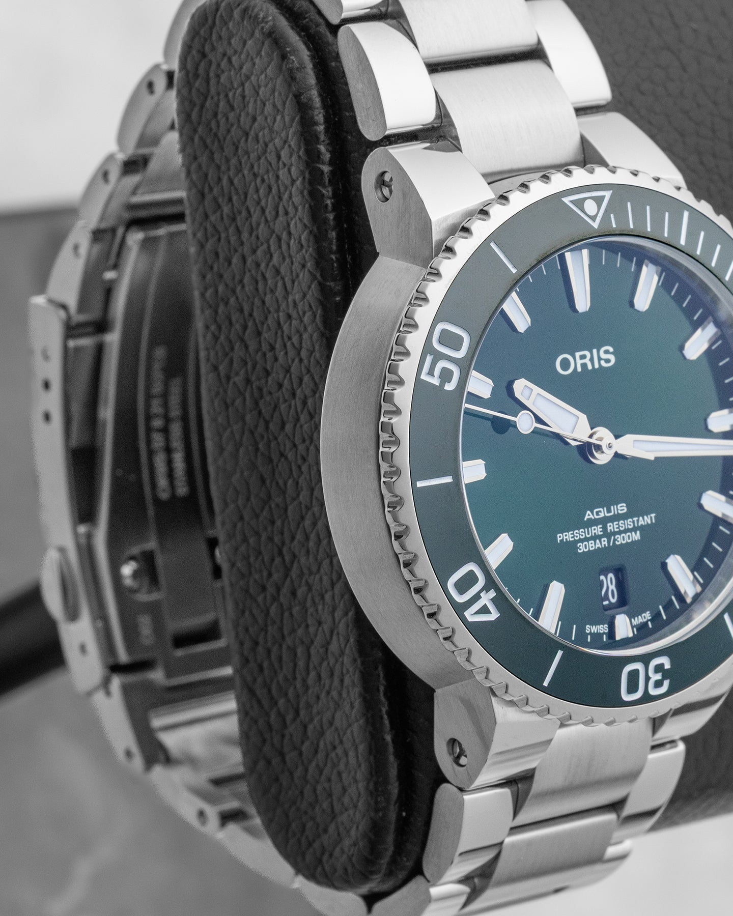 Green Oris Aquis Date 01 733 7732 4157-07 8 21 05PEB | Noahs Fine Watches Dallas, Texas