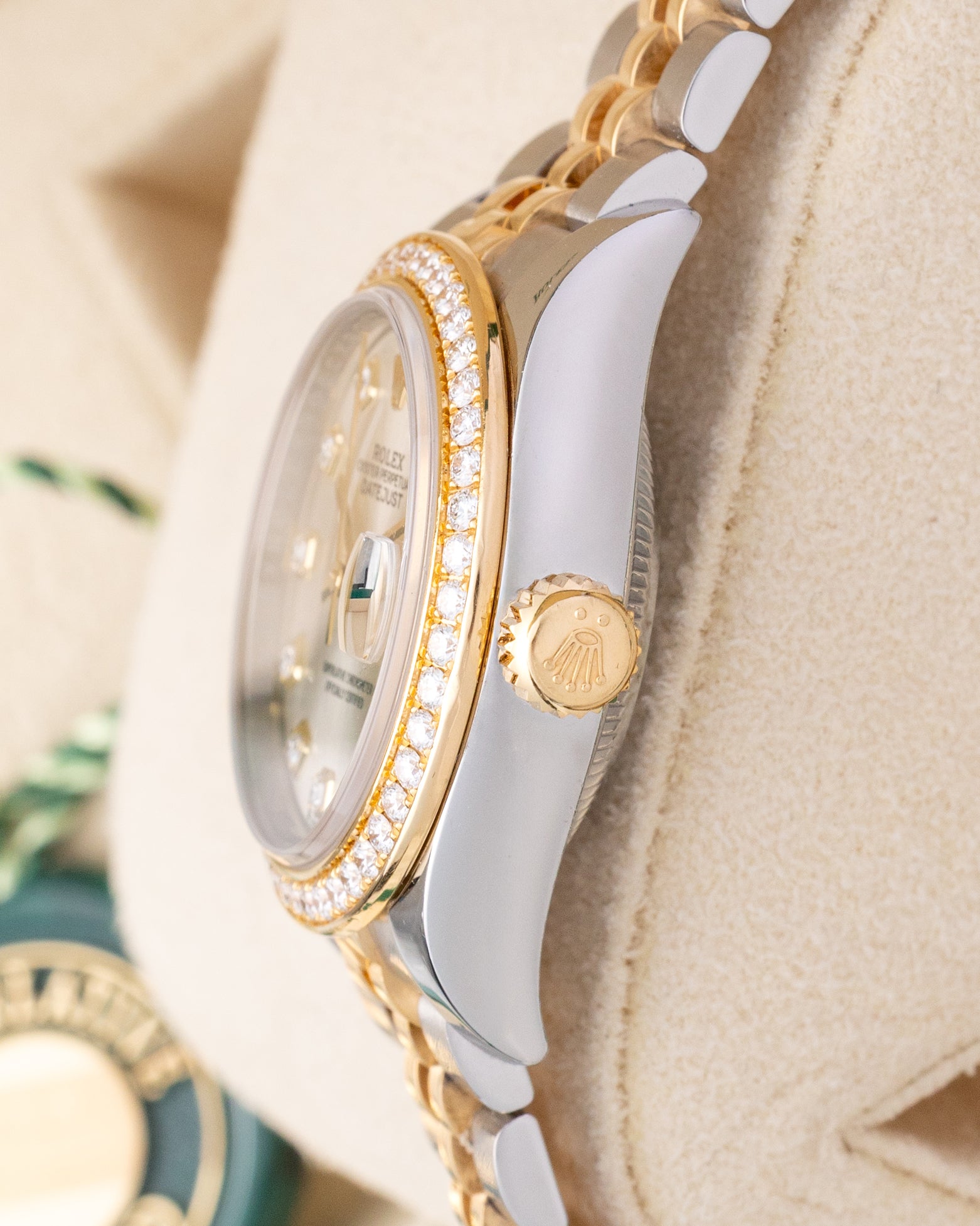 Side profile detail showing the 28mm stainless steel case, factory diamond bezel, and 18k yellow gold Twinlock winding crown on a Rolex Lady-Datejust 279383RBR