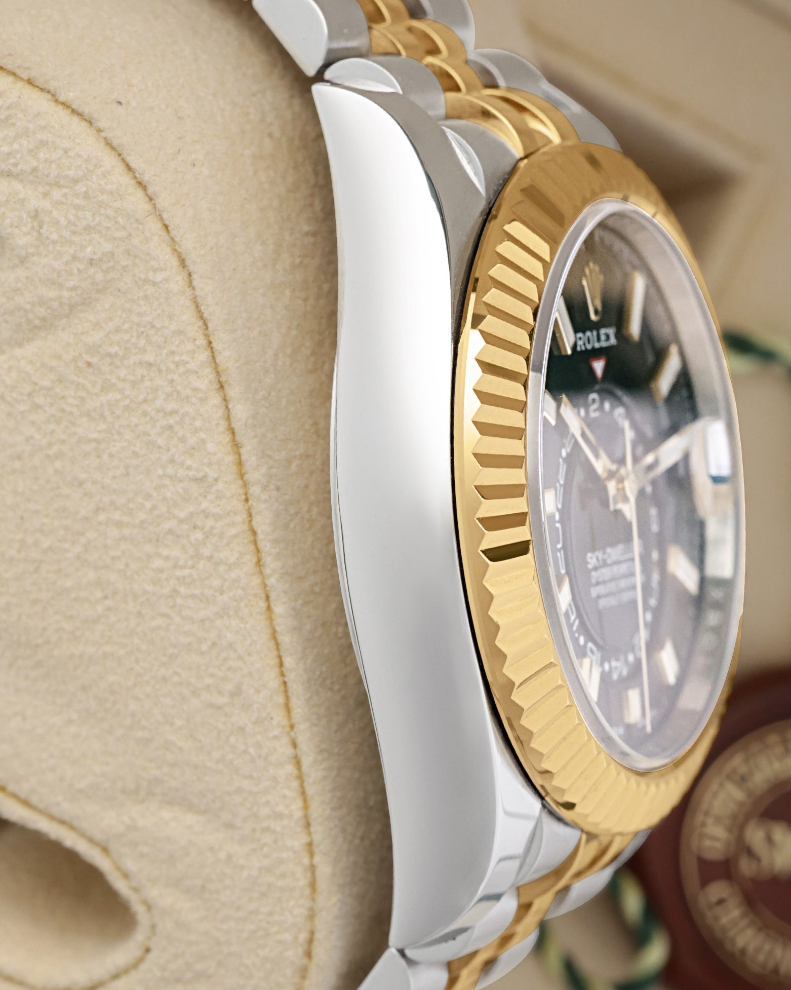 Left side perspective showcasing the distinct reflection on the 18k yellow gold fluted Ring Command bezel and curved steel lugs of the reference 336933