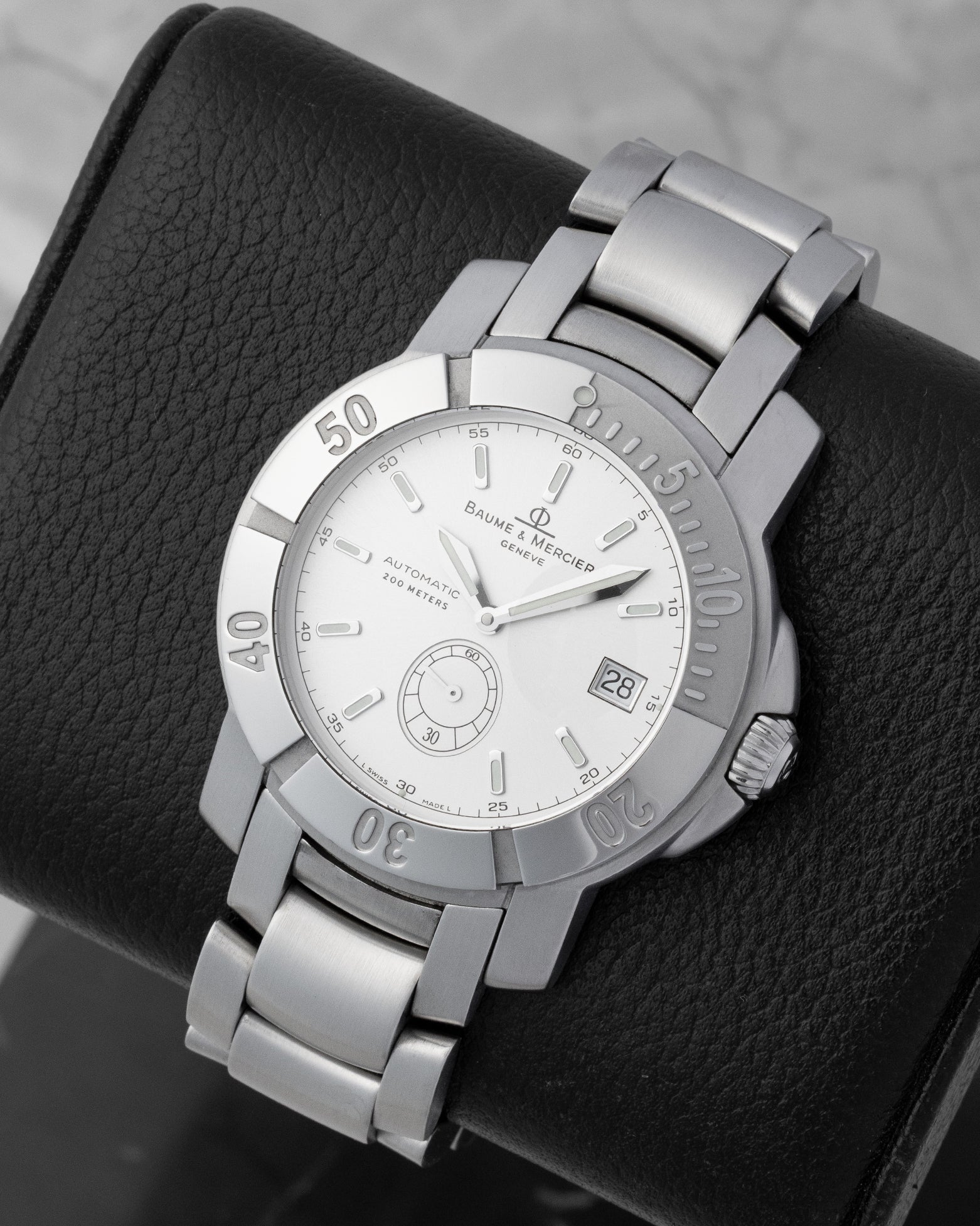 Baume and Mercier Capeland Automatic Diver watch with a white dial sub-second tracking date window and stainless steel rotating bezel