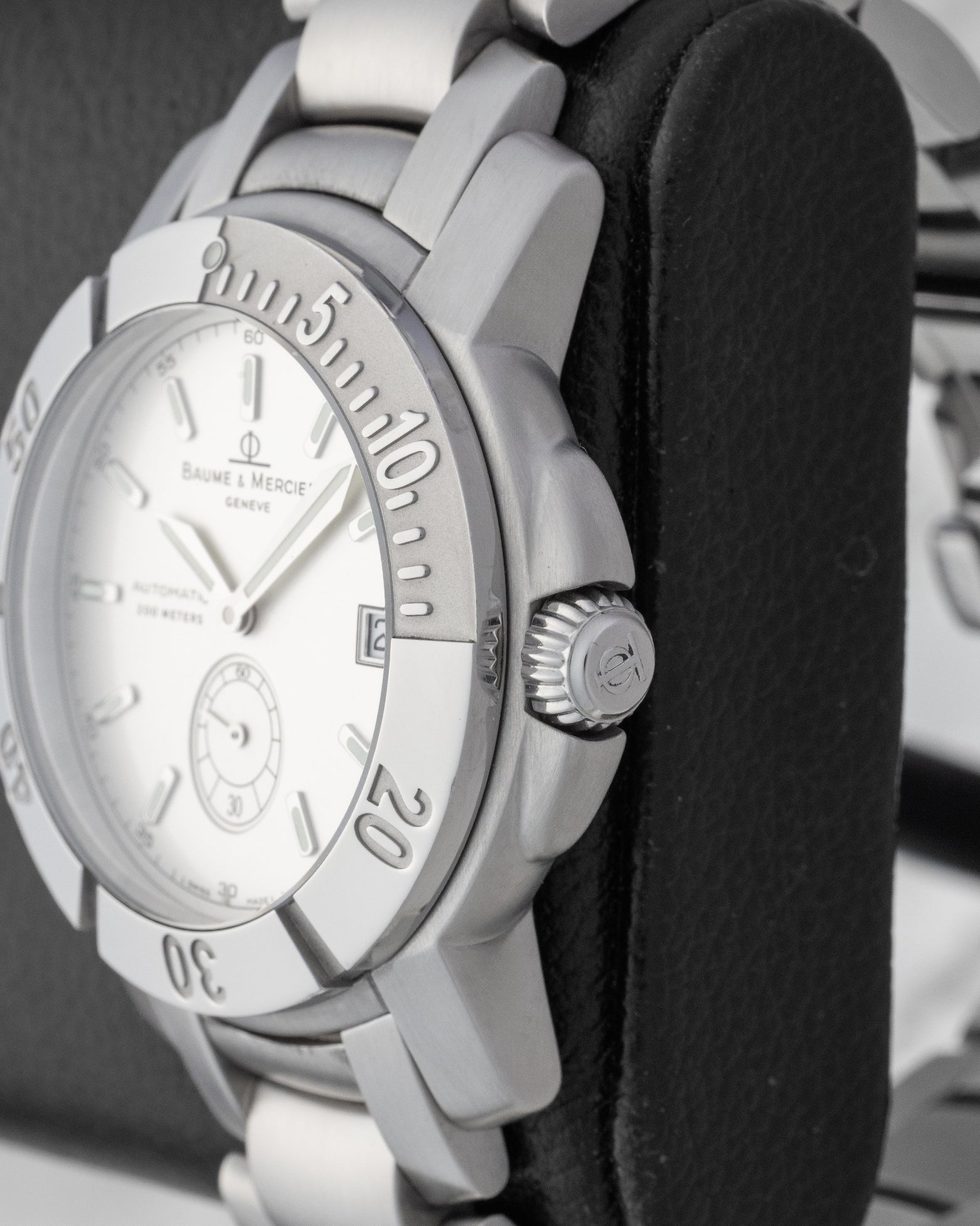 Baume and Mercier Capeland Automatic Diver watch with a white dial sub-second tracking date window and stainless steel rotating bezel