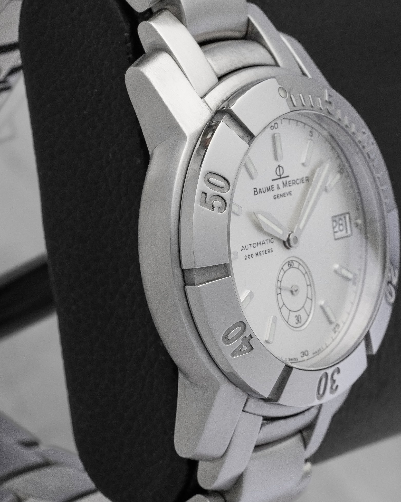 Baume and Mercier Capeland Automatic Diver watch with a white dial sub-second tracking date window and stainless steel rotating bezel