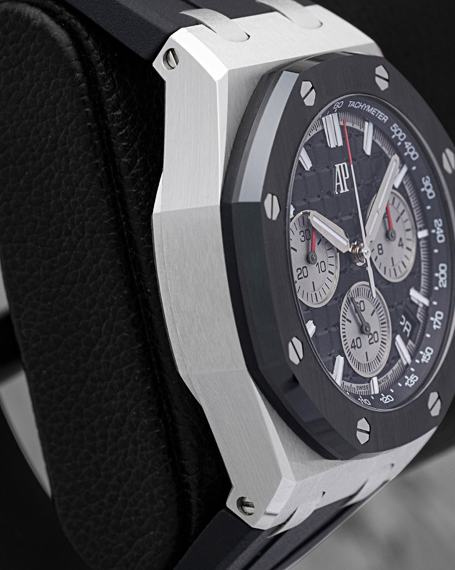 Stainless steel case profile and black ceramic bezel view of pre-owned Audemars Piguet Royal Oak Offshore 43mm reference 26420SO