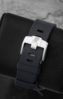 Black interchangeable rubber strap with stainless steel AP pin buckle on Royal Oak Offshore 26420SO