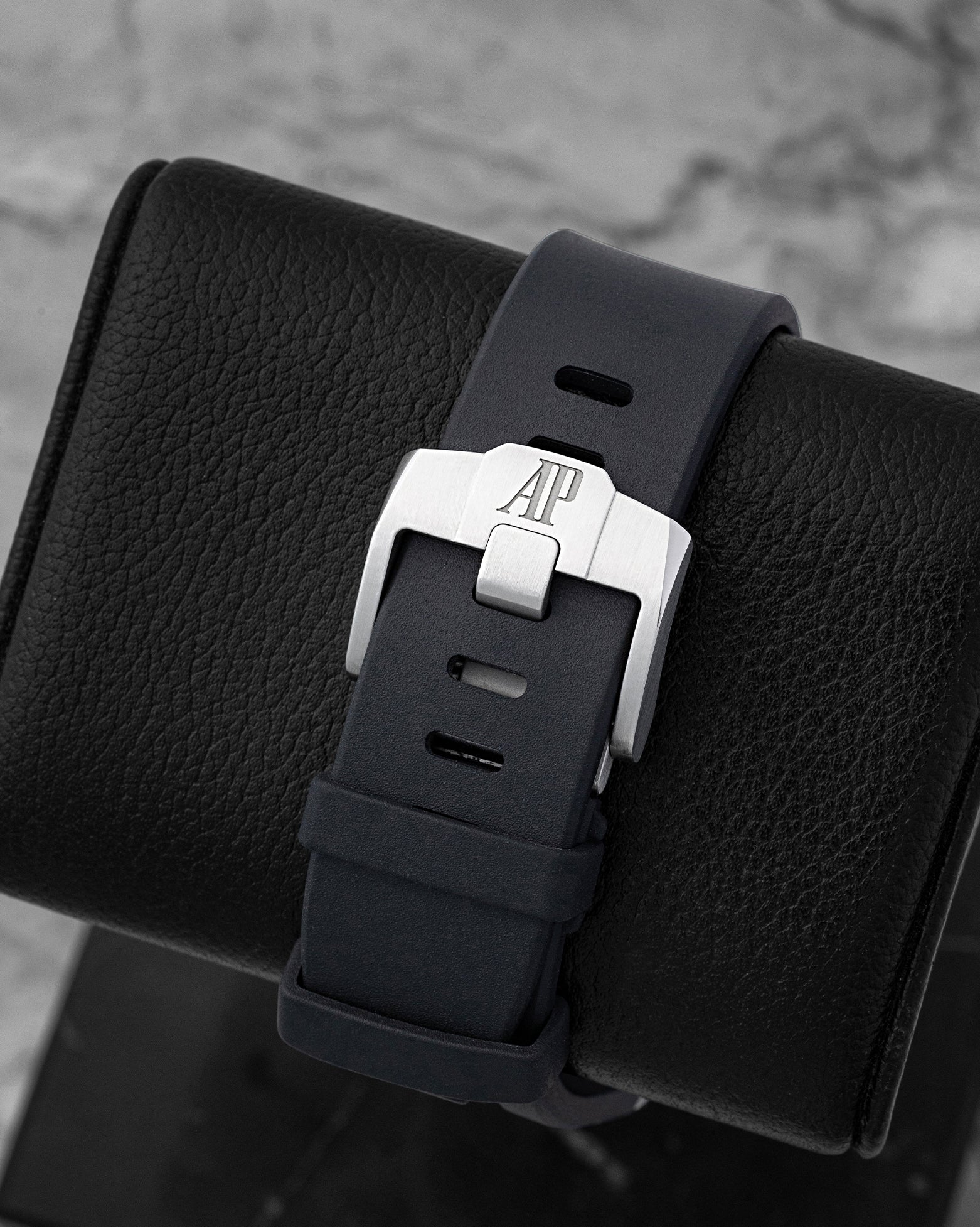Black interchangeable rubber strap with stainless steel AP pin buckle on Royal Oak Offshore 26420SO