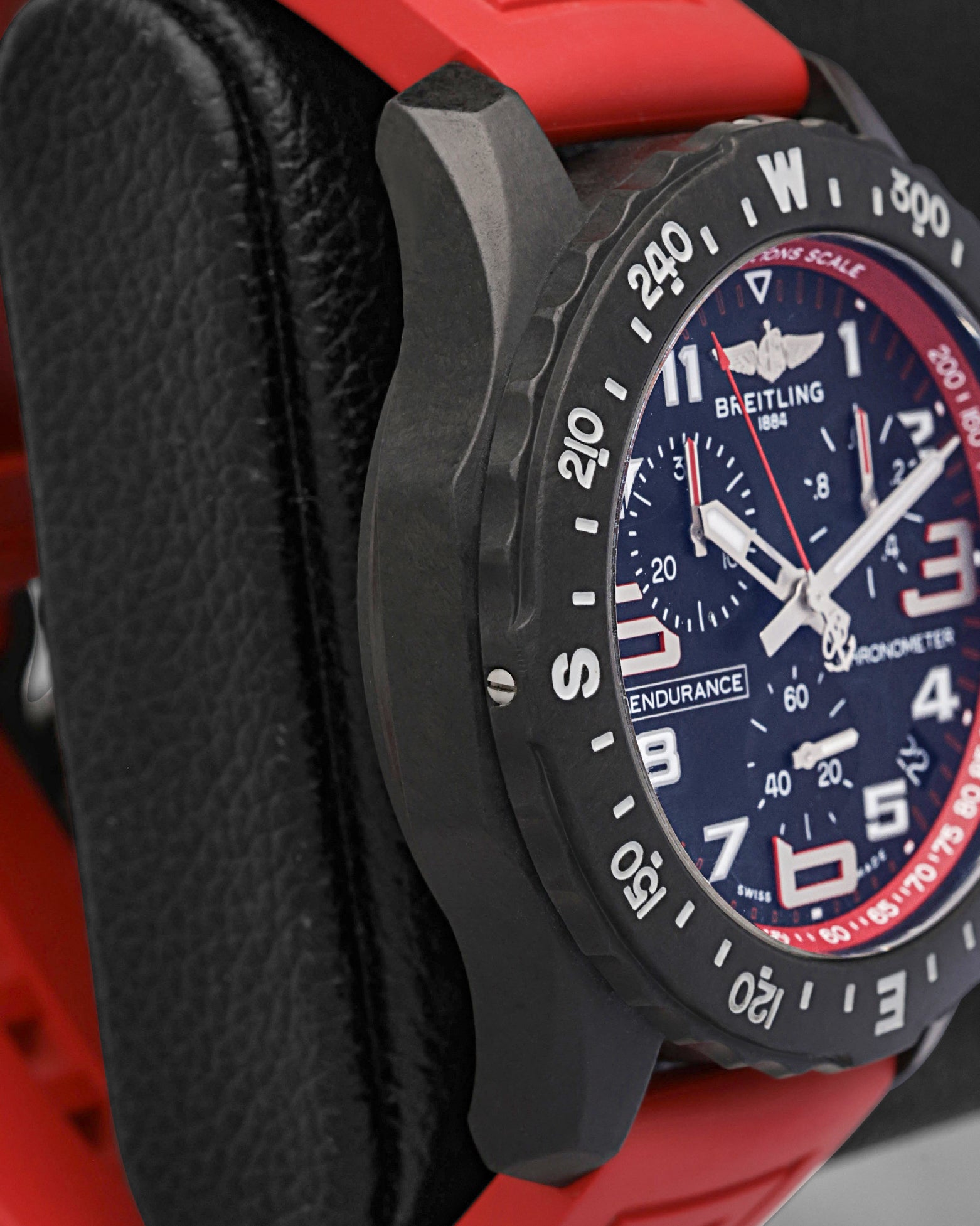 Side profile view of the lightweight Breitlight case and bidirectional compass bezel
