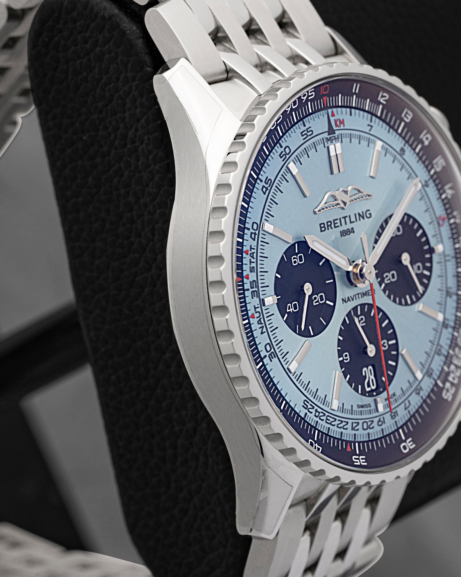 Polished and satin-brushed 43mm stainless steel case side profile of pre-owned Breitling Navitimer B01 Chronograph reference AB0138