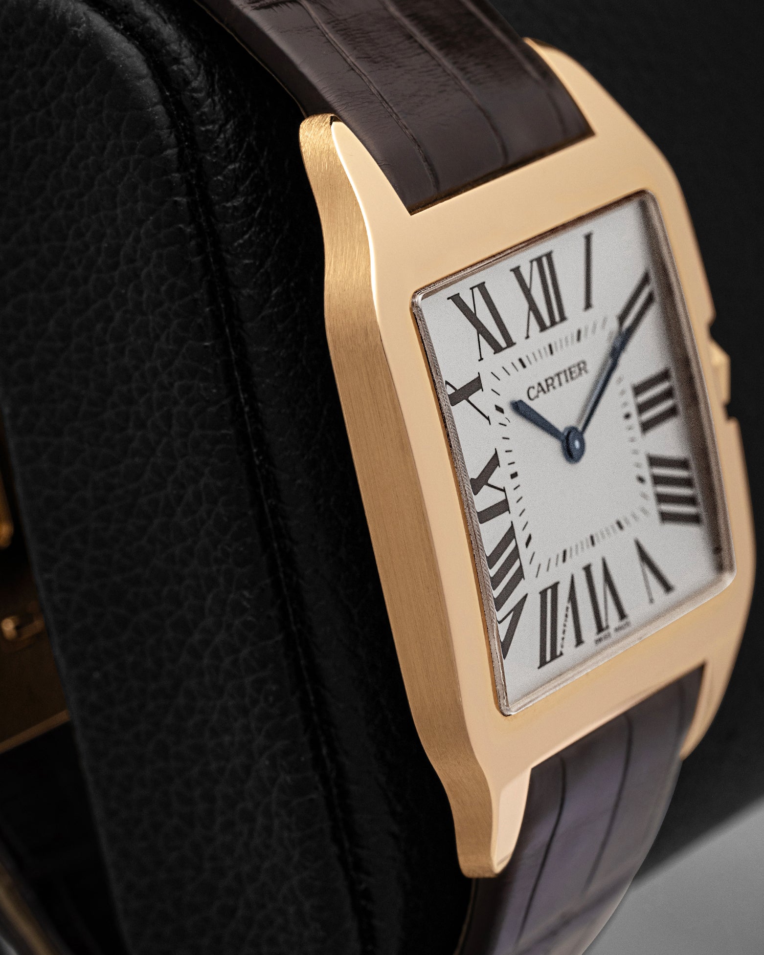Ultra-thin 18k rose gold case side profile view of pre-owned Cartier Santos-Dumont manual-wind watch W2006951
