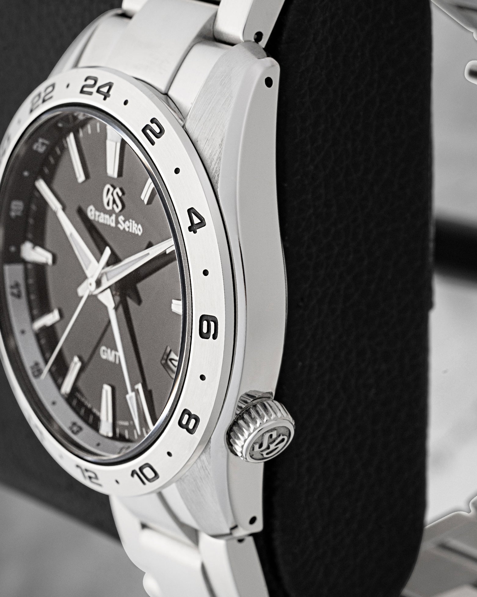 Side profile view showing the comfortable 4 o'clock screw-down crown and Zaratsu-polished stainless steel case of Grand Seiko SBGN027G