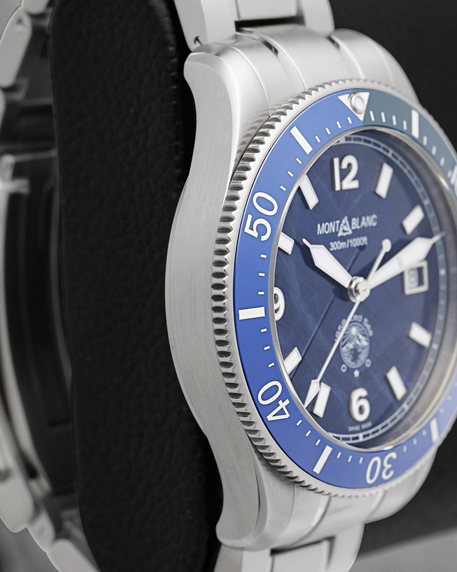 Left-side macro profile view showcasing the premium satin-brushed case wall and the polished bevel line extending down the ergonomic tapering lugs