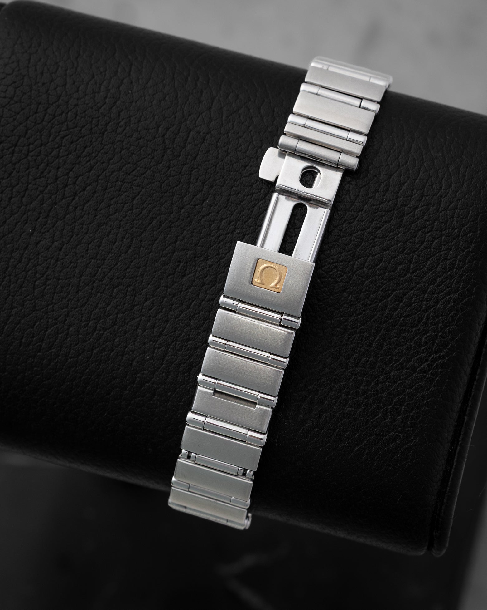 Stainless steel folding clasp with gold Omega logo on the integrated bracelet for the Omega Constellation 1465.71.00 26mm.