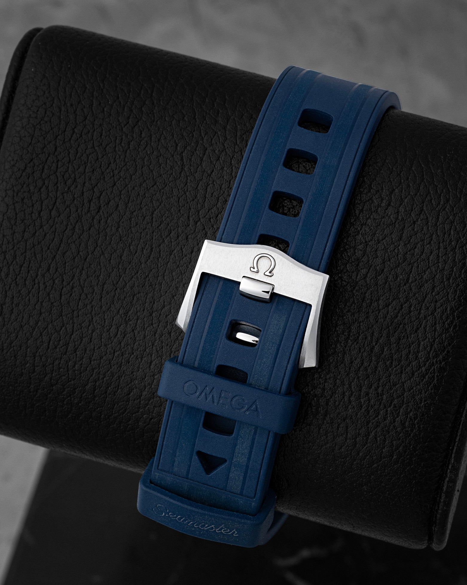 Integrated blue rubber strap with stainless steel pin buckle on Omega Seamaster Diver 300M 210.32.42.20.06.001