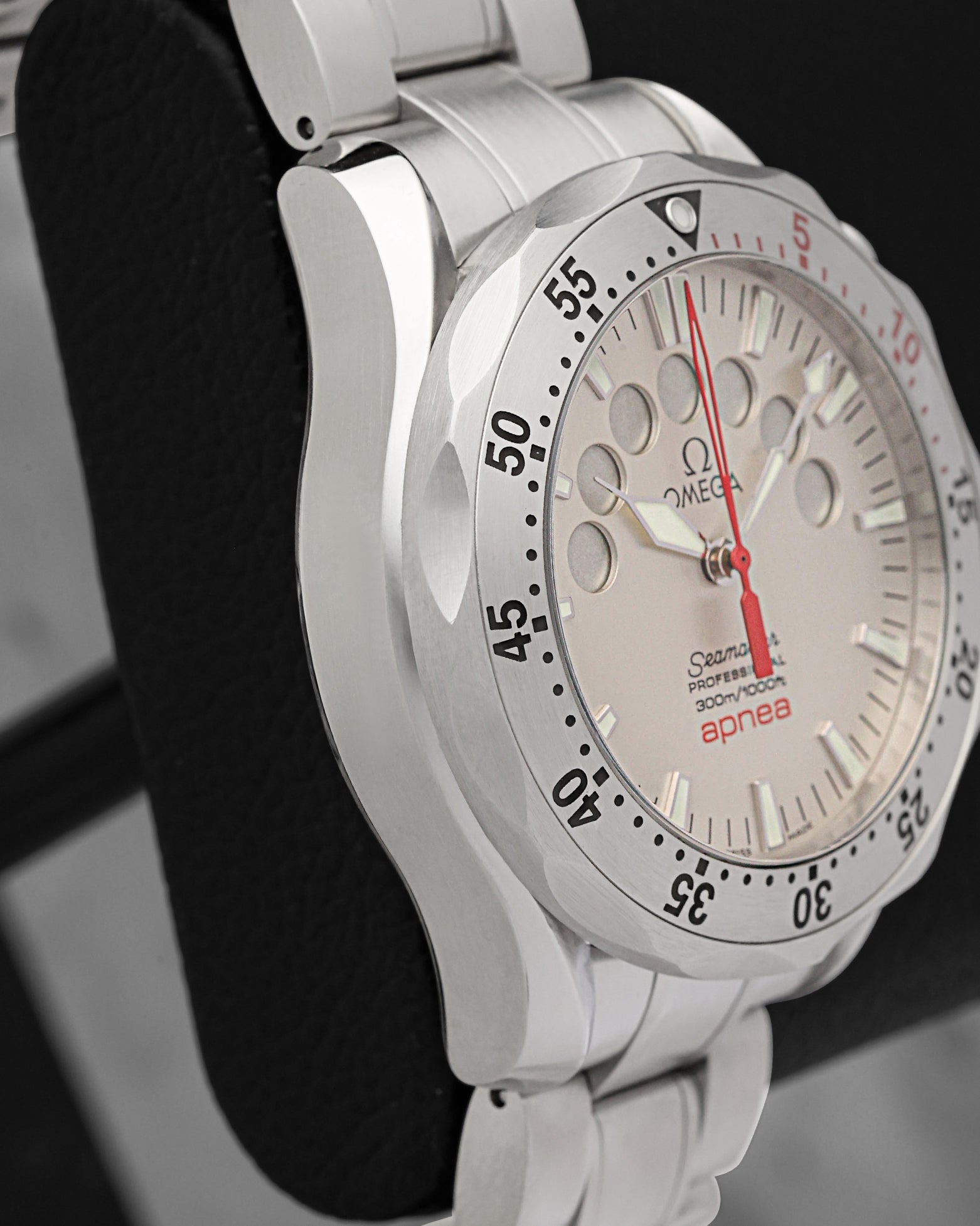 Left-side macro profile view showcasing the high-polished flowing case wall line and the iconic twisted lyre sports lugs flowing into the integrated three-row steel bracelet