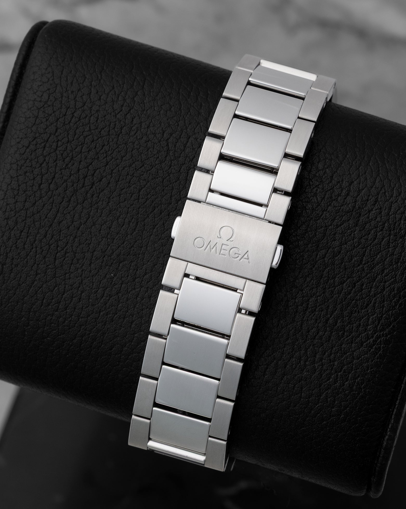 Stainless steel butterfly clasp closure on the integrated bracelet for the pre-owned 2022 Omega Seamaster Aqua Terra 150M.