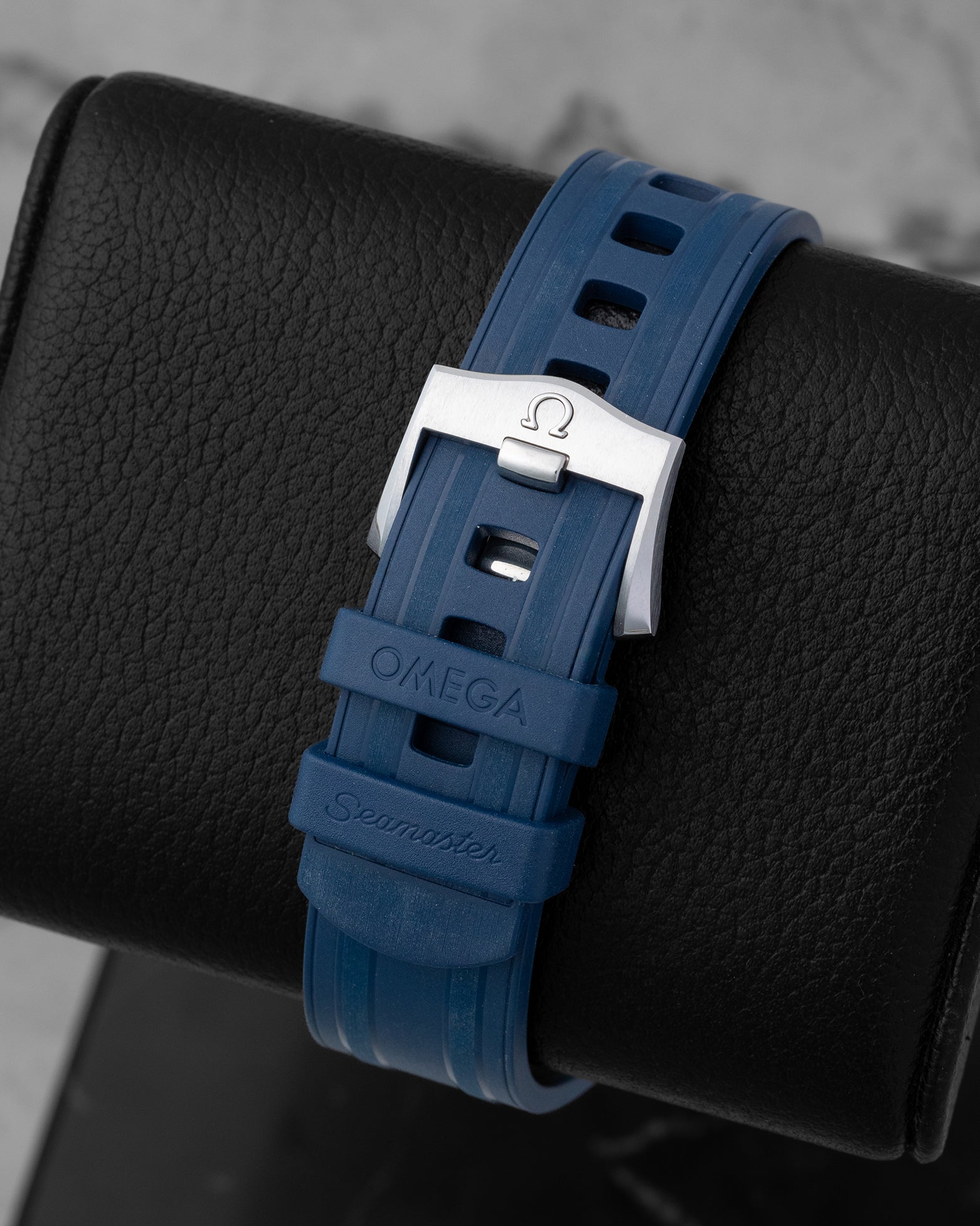 Integrated blue rubber strap and stainless steel pin buckle closure for the 2024 Omega Seamaster Diver 300M reference 210.32.42.20.03.001.