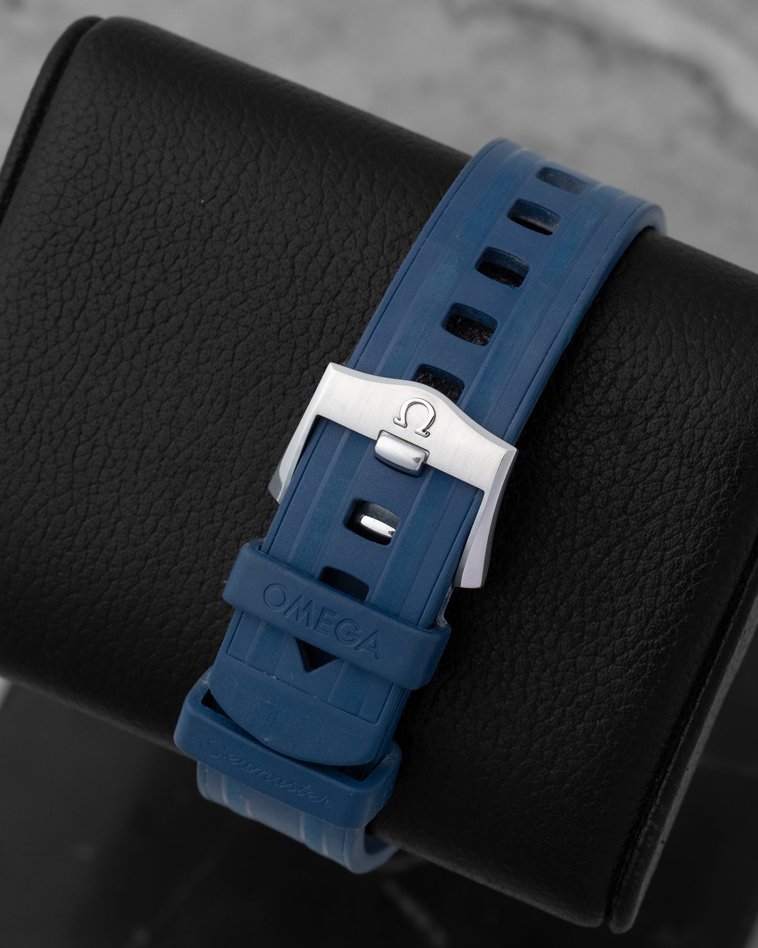 Integrated blue rubber strap and stainless steel pin buckle closure for the Omega Seamaster Diver 300M reference 210.32.42.20.03.001.