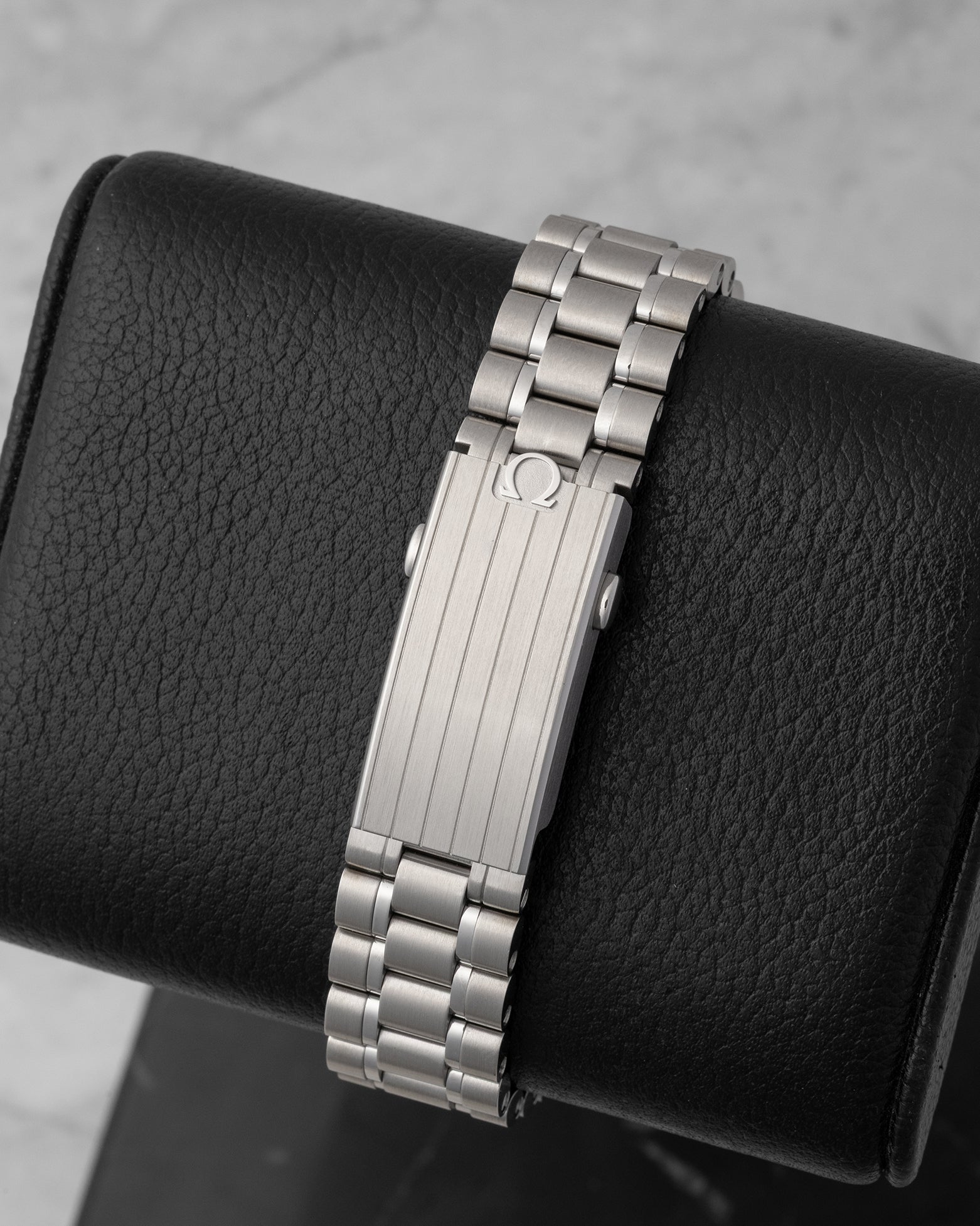 Stainless steel five-arched-links-per-row bracelet with striped folding clasp for Omega Speedmaster Moonwatch 310.30.42.50.01.002