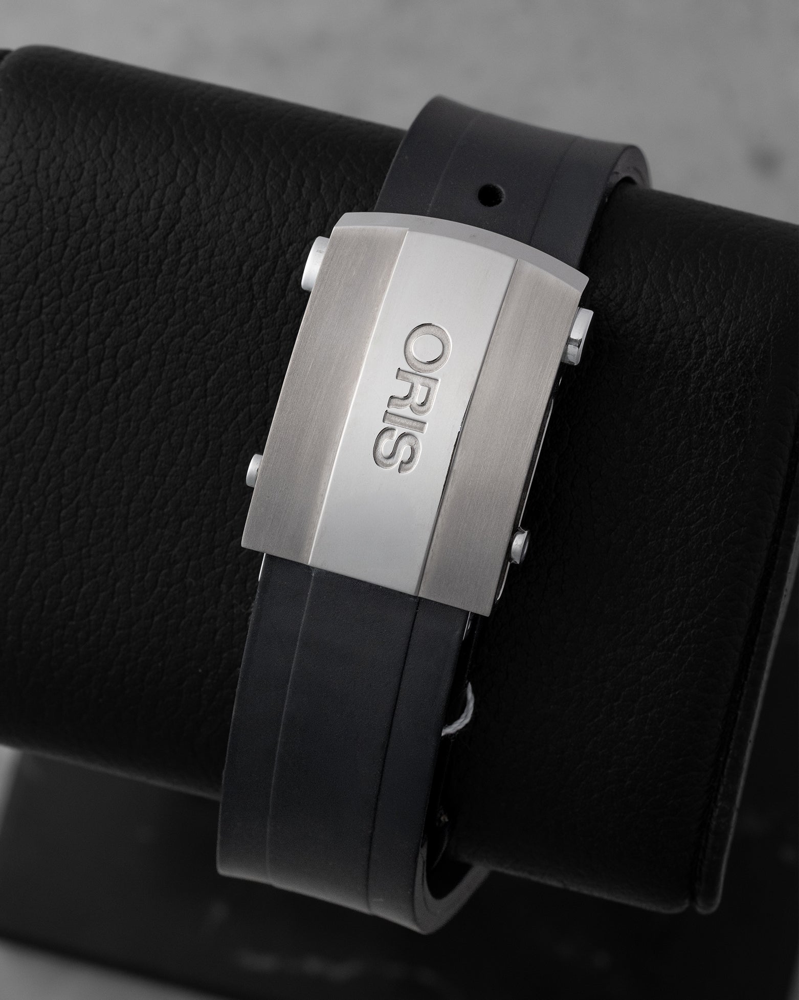 Stainless steel quick-adjust folding clasp on the black rubber strap for the pre-owned Oris Aquis Depth Gauge reference 01 733 7675 4154.
