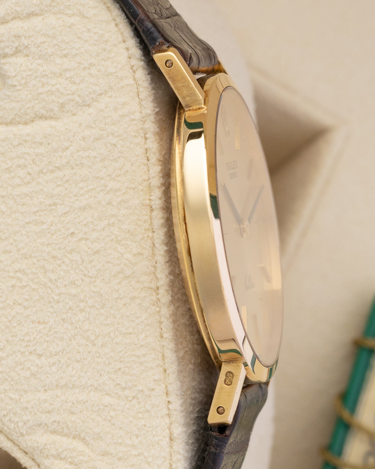 Polished 18k yellow gold case side profile of a vintage pre-owned Rolex Cellini reference 4112