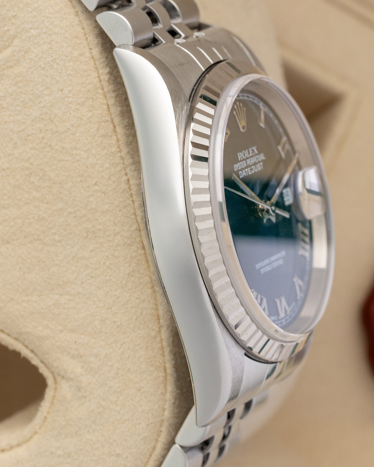 Left-side macro profile view showcasing the mirror-polished finish across the Oystersteel case band flank and the iconic tapered silhouette of the integrated professional lugs