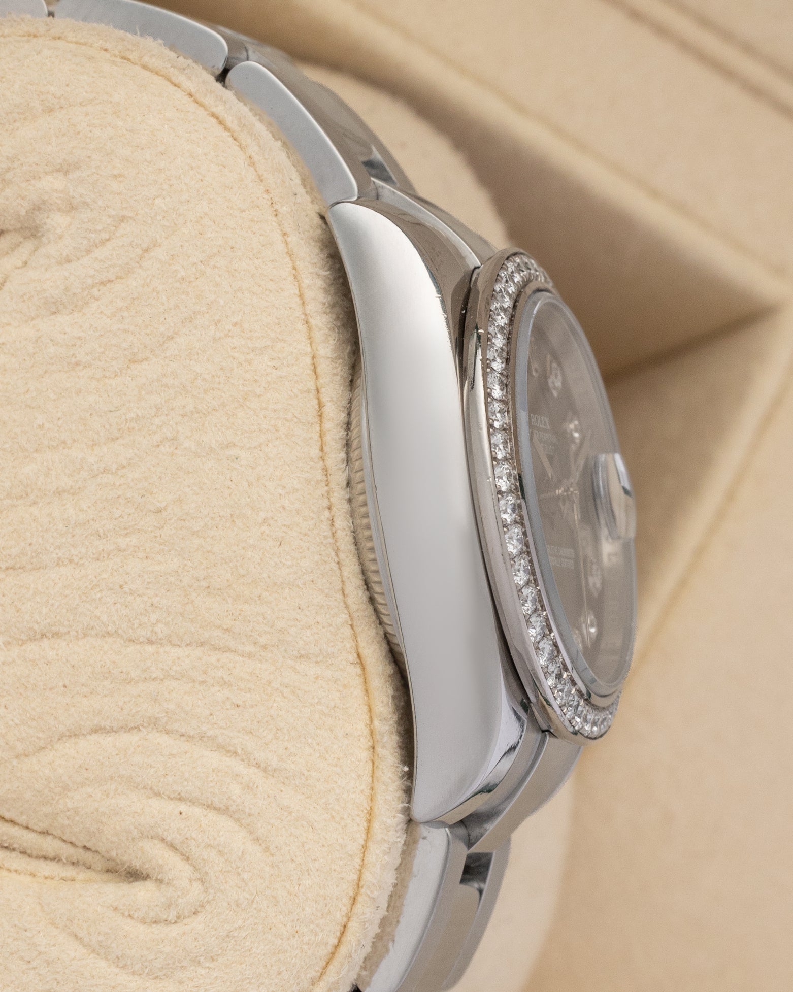Left-side macro profile view showcasing the mirror-polished Oystersteel case band wall and the clean integrated curve of the professional lugs