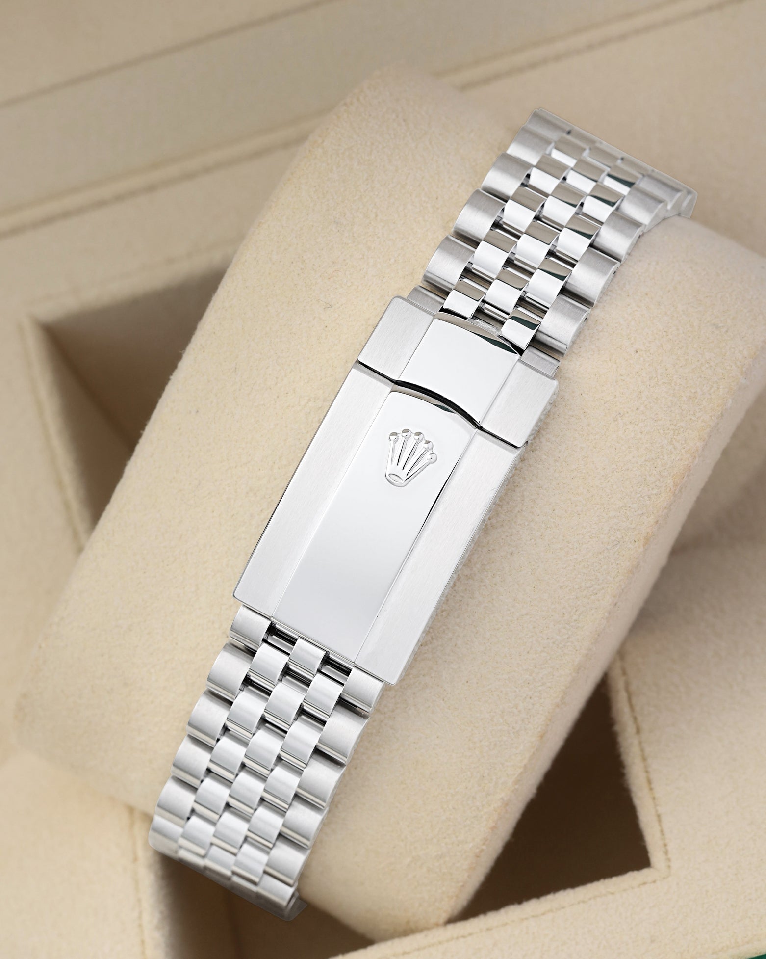 Close-up of the stainless steel five-piece link Jubilee bracelet and folding Oysterclasp with an Easylink comfort extension system