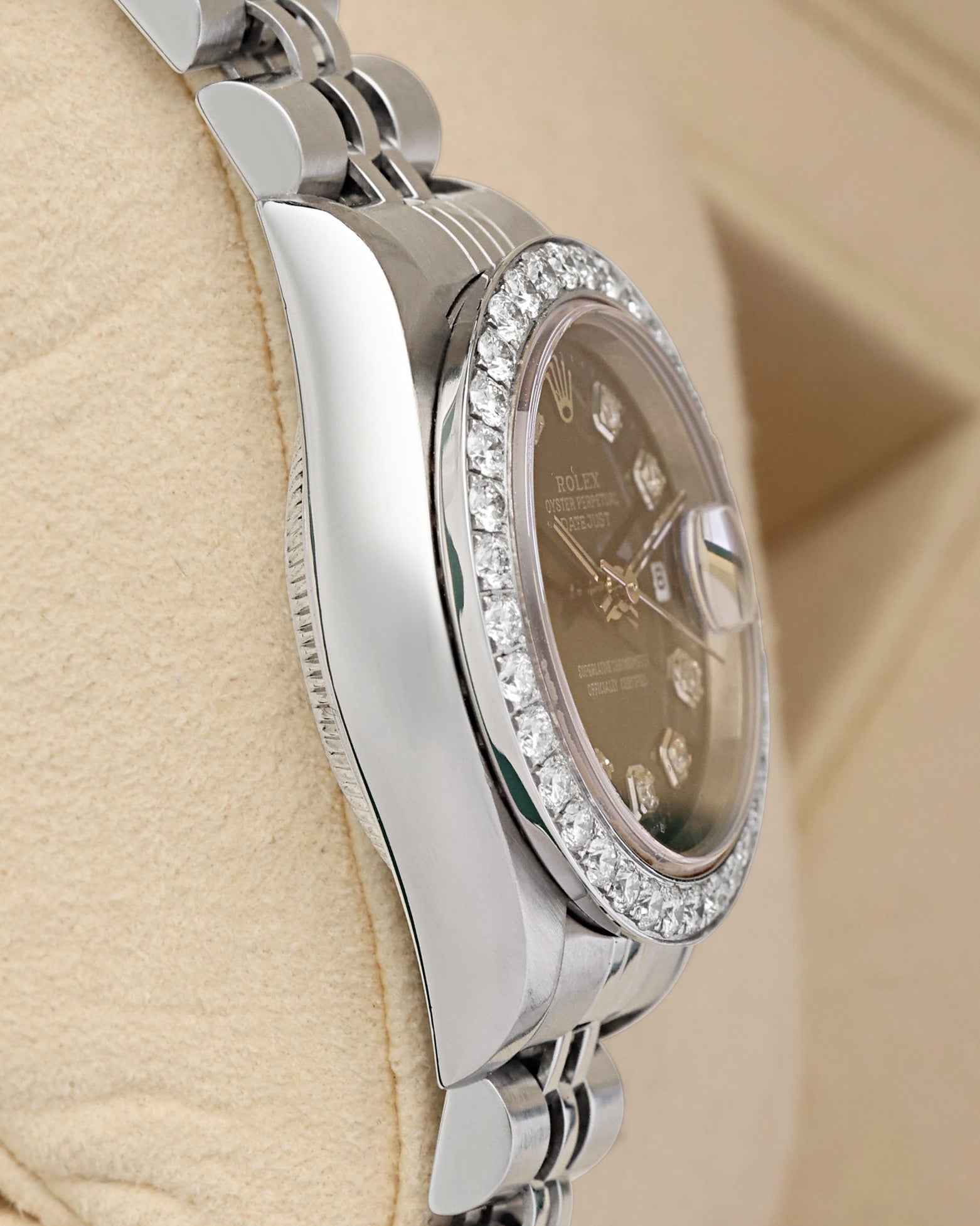 Left-side macro profile view showcasing the mirror-polished finish across the Oystersteel case band flank and the elegant tapered silhouette of the integrated lugs