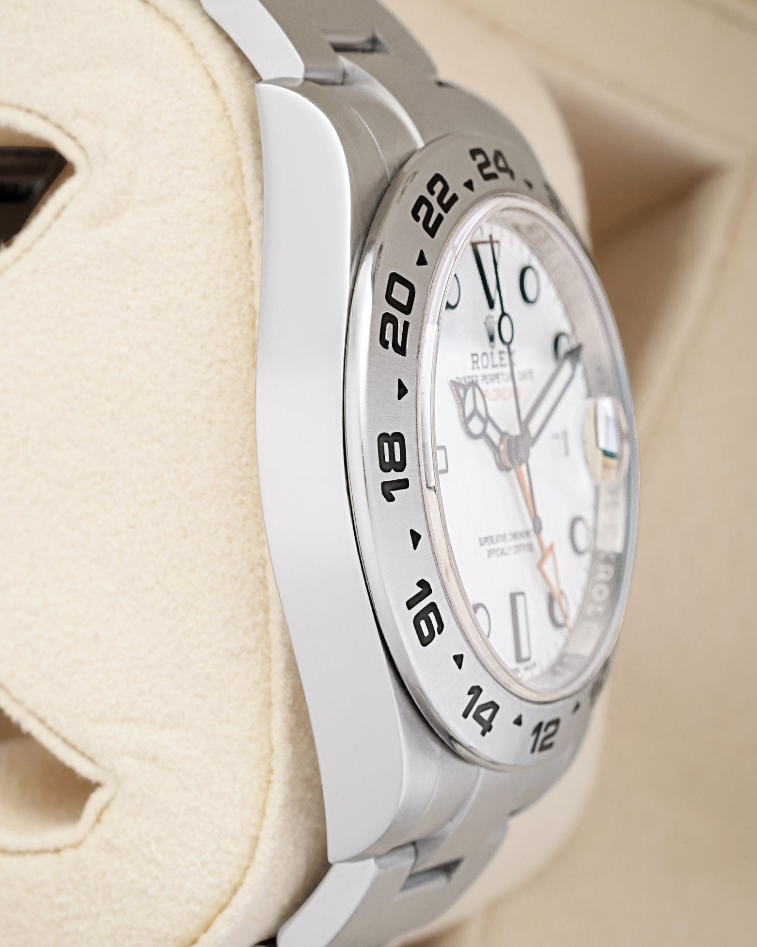 Side profile highlighting the sunray brushed 24-hour fixed bezel and Oystersteel case on reference 216570