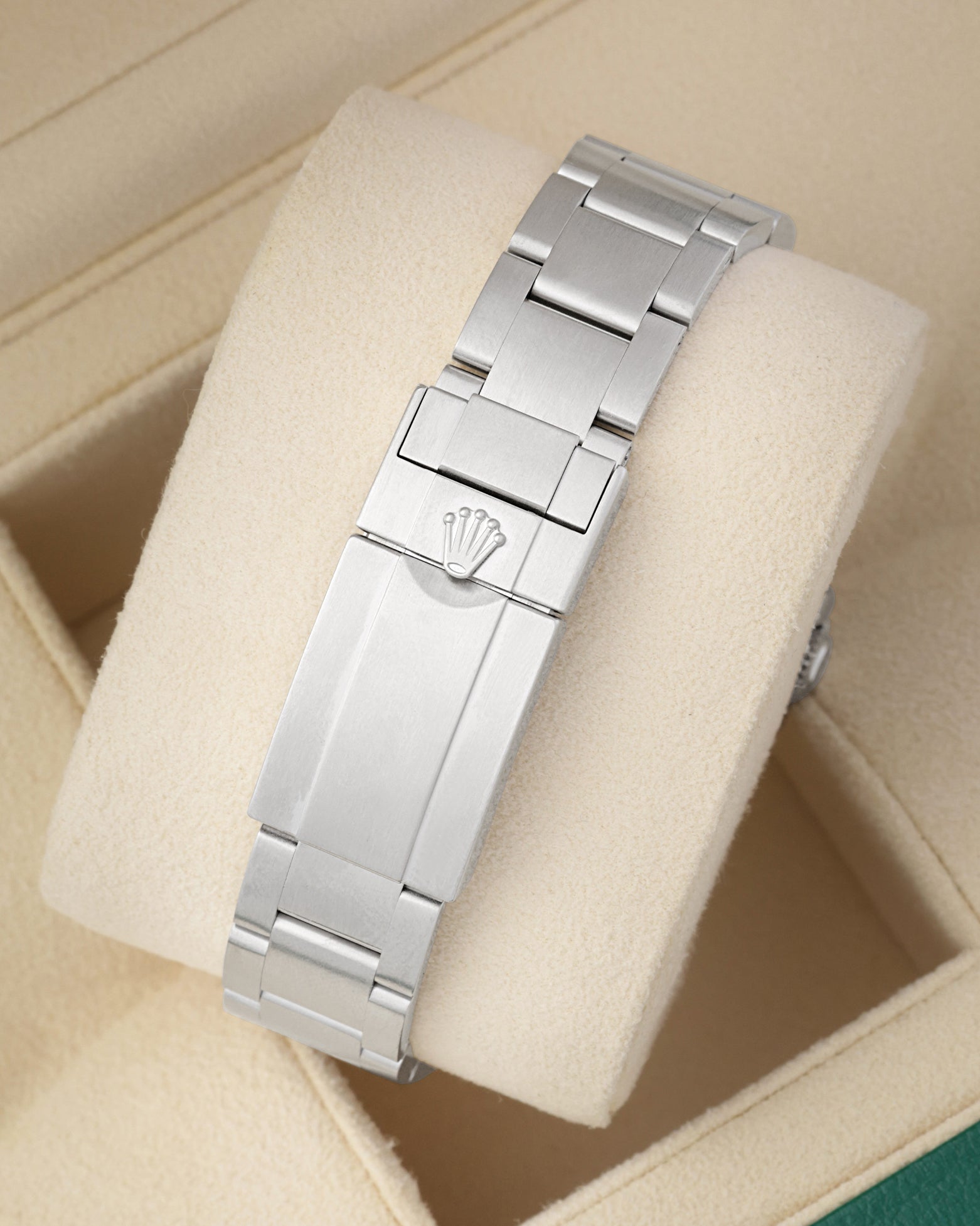 Solid Oystersteel bracelet featuring the Oysterlock safety clasp with Easylink extension for Rolex 216570