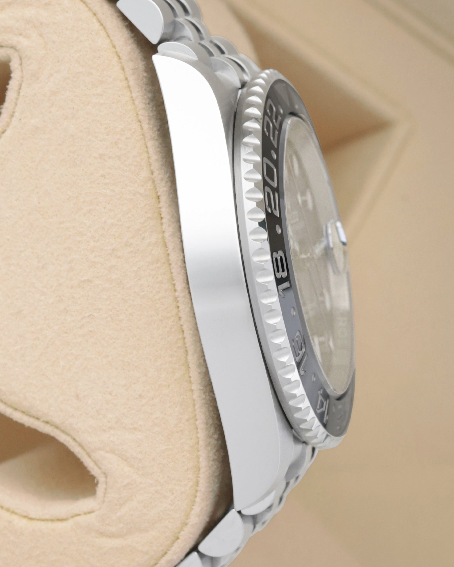 Side profile view of the 40mm Oystersteel case for Rolex GMT-Master II Bruce Wayne 126710GRNR