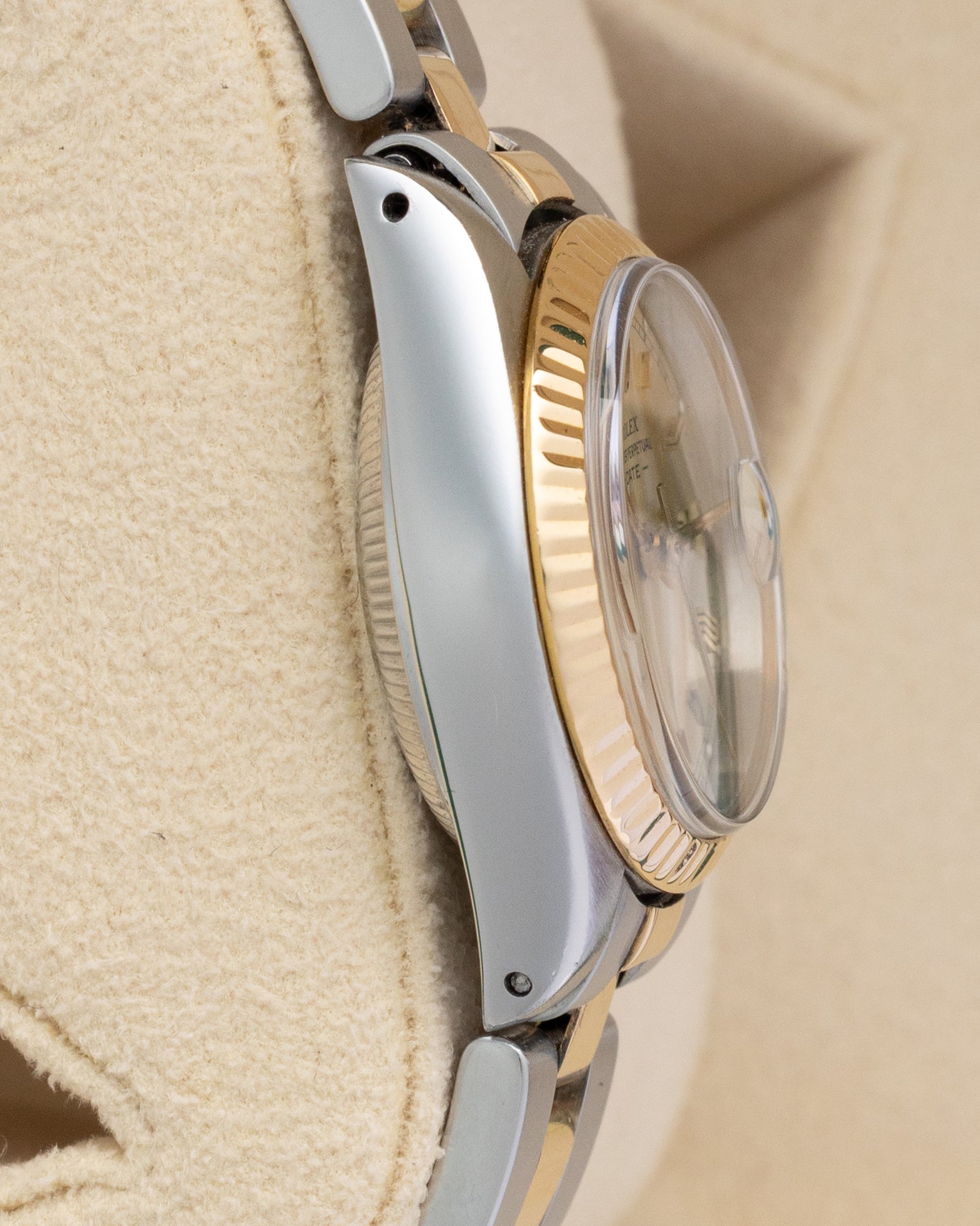 Side profile view of the stainless steel case and acrylic crystal on a 1981 Rolex Lady-Datejust reference 6916.