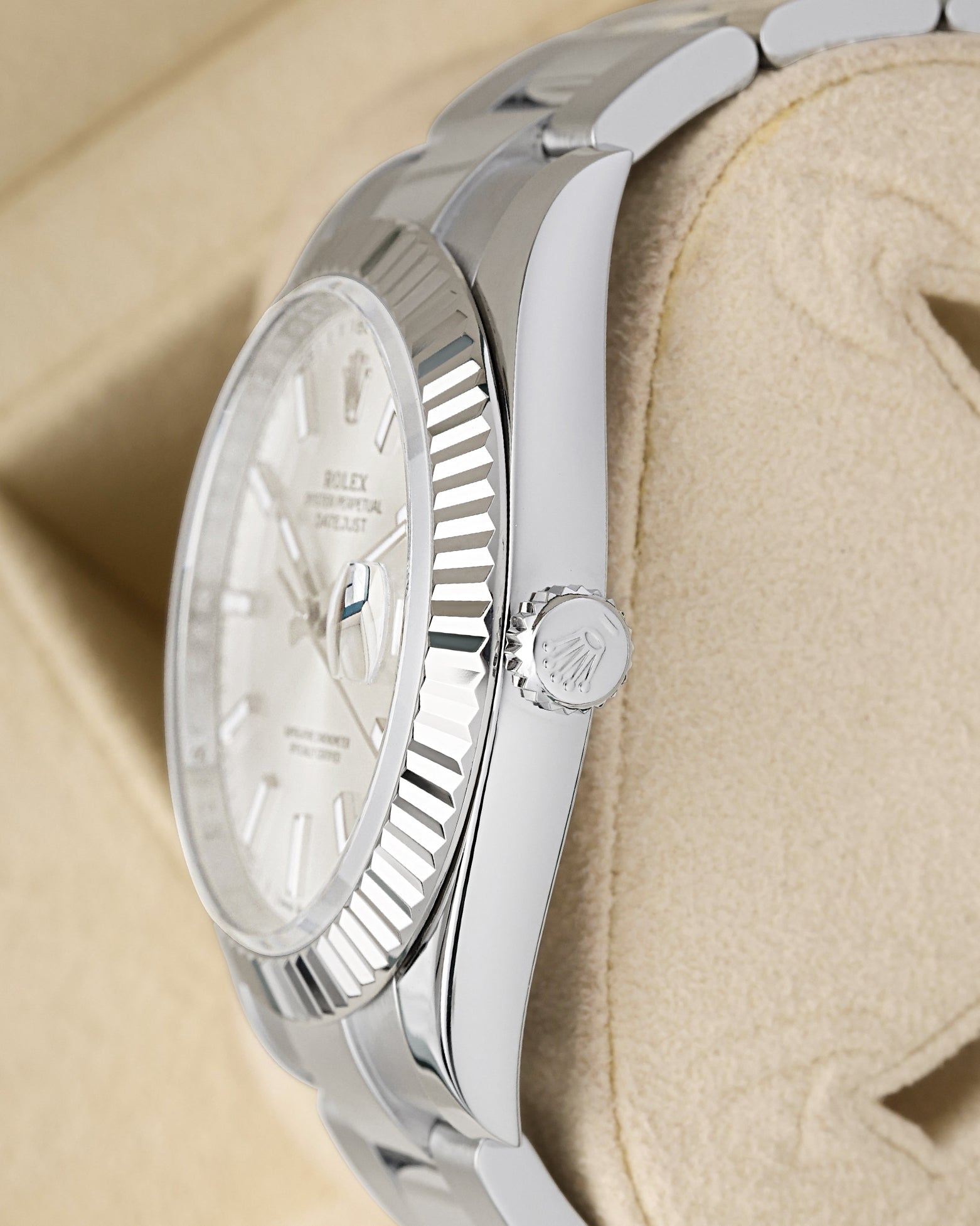 Macro case profile showing the pristine 18k white gold fluted bezel teeth and the patented Twinlock double-waterproofness screw-down crown system