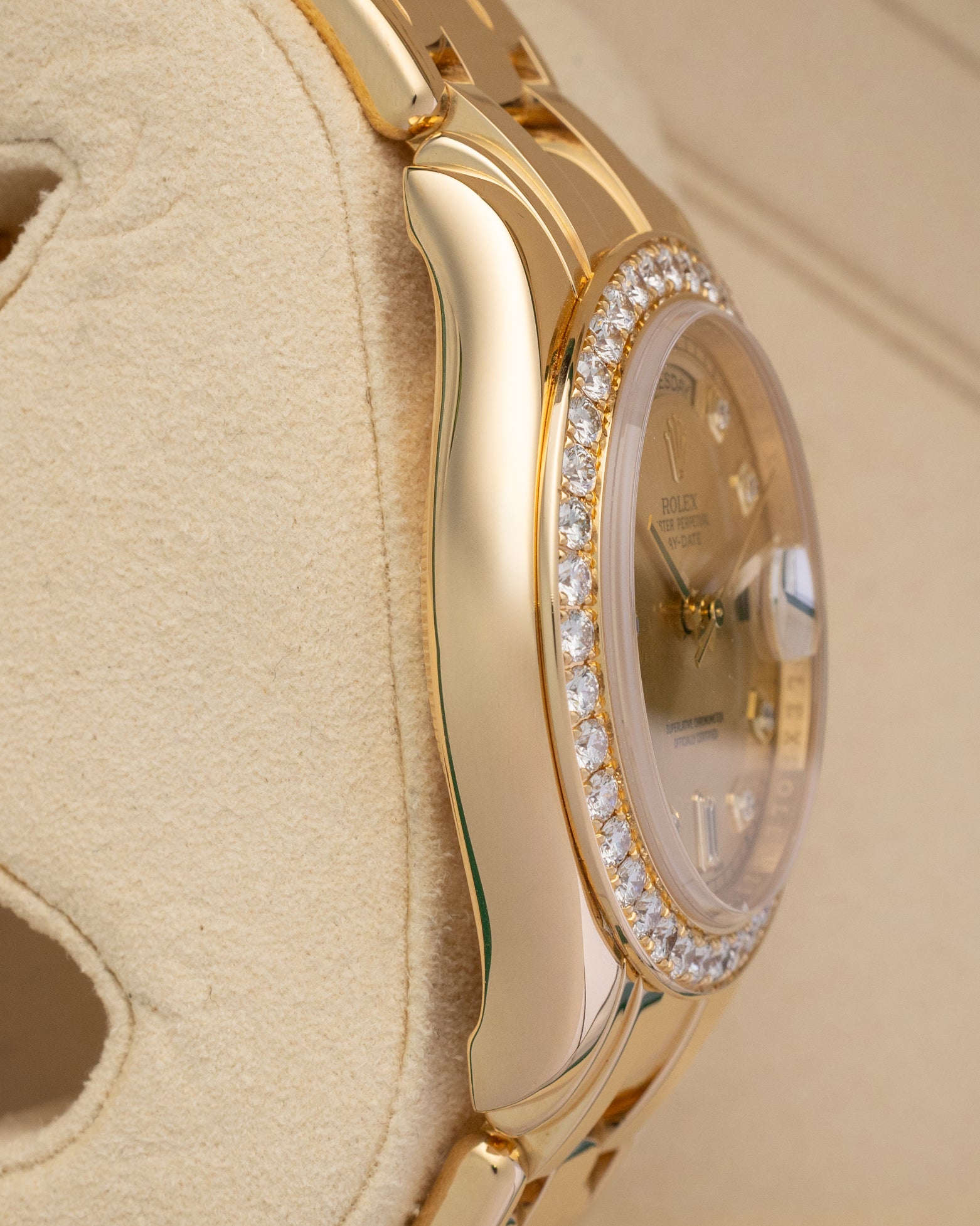 Left-side macro profile view showcasing the heavy, mirror-polished 18k yellow gold case band architecture and the seamless curve of the integrated solid endlinks