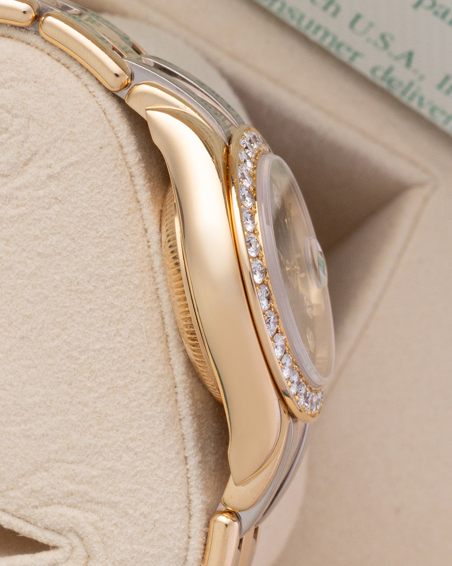 Polished 18k gold side case profile and diamond bezel profile of Rolex Pearlmaster 80298