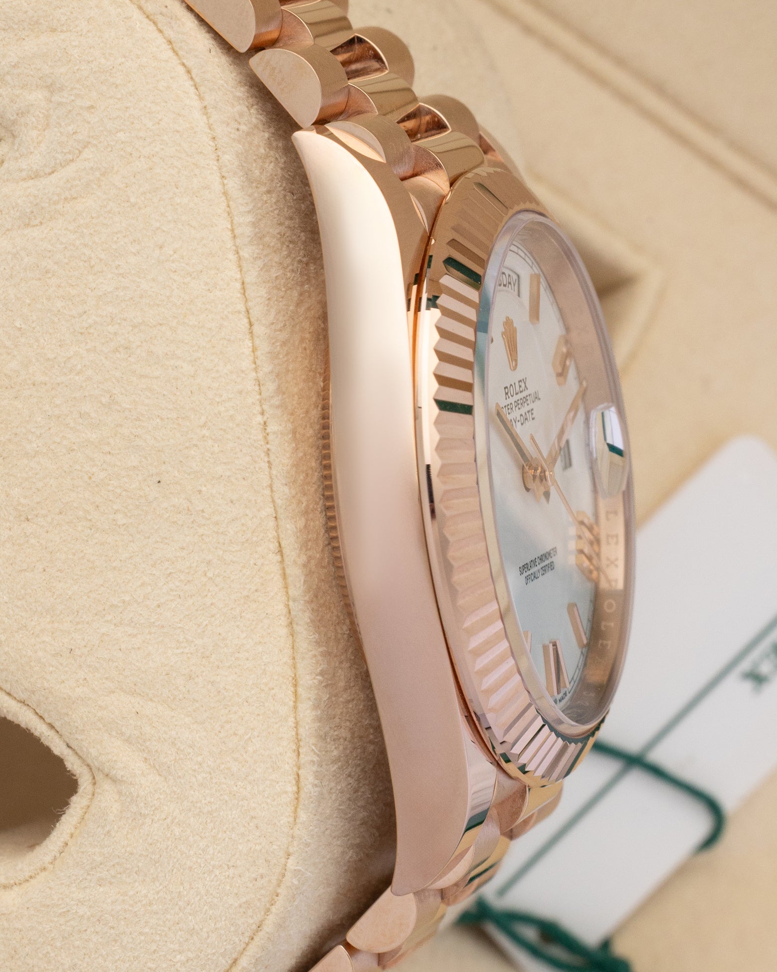 Left-side macro profile view showcasing the heavy, mirror-polished 18k Everose gold case wall flank and the seamless, solid integration of the semi-circular endlinks