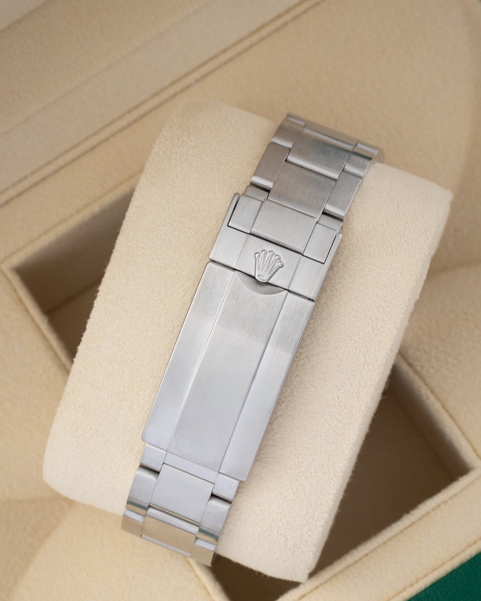 Stainless steel Oysterlock safety clasp and bracelet extension of a 2019 Rolex Sea-Dweller reference 126600.