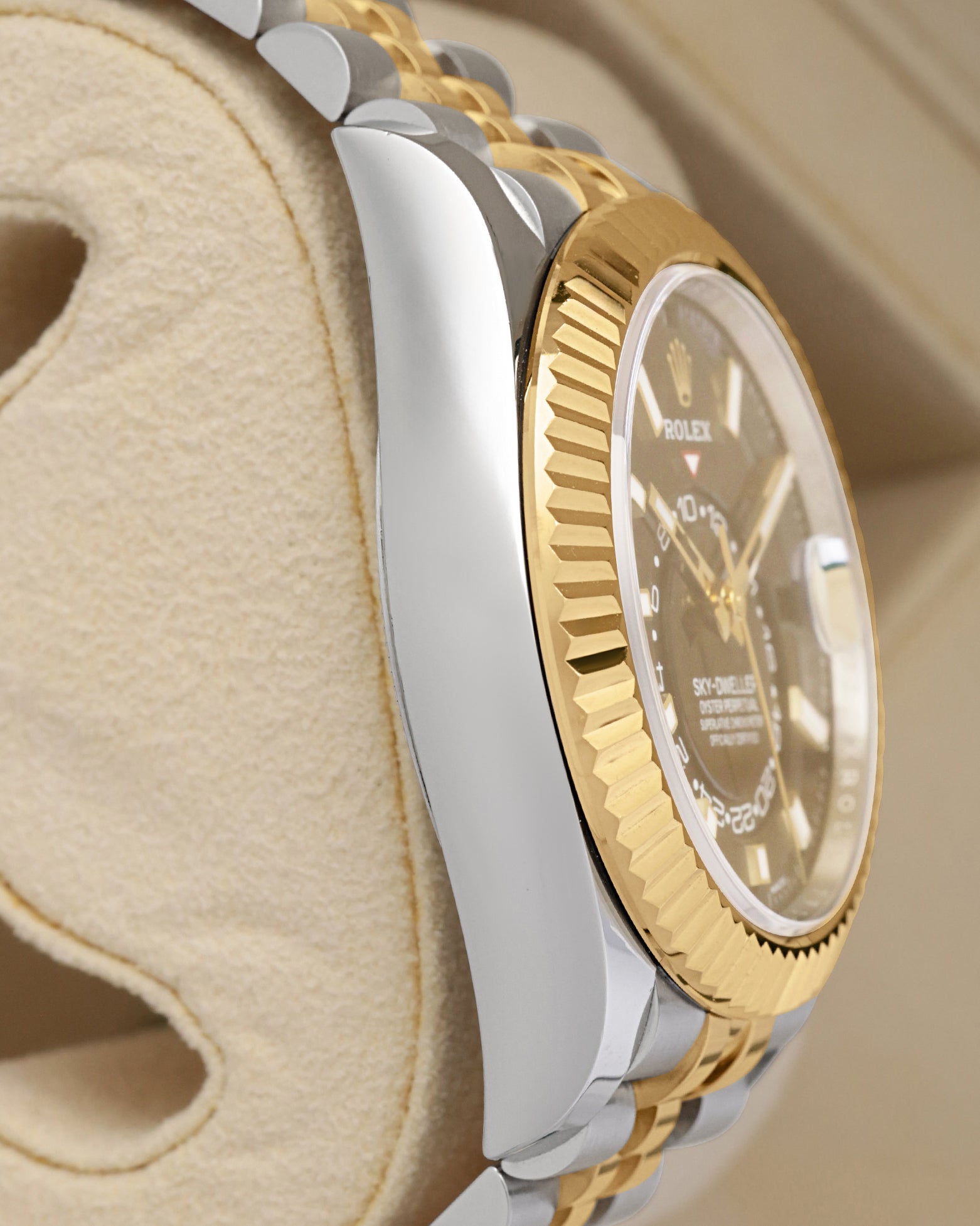 Left side perspective showcasing the distinct reflection on the 18k gold fluted Ring Command bezel and curved steel lugs of the reference 326933