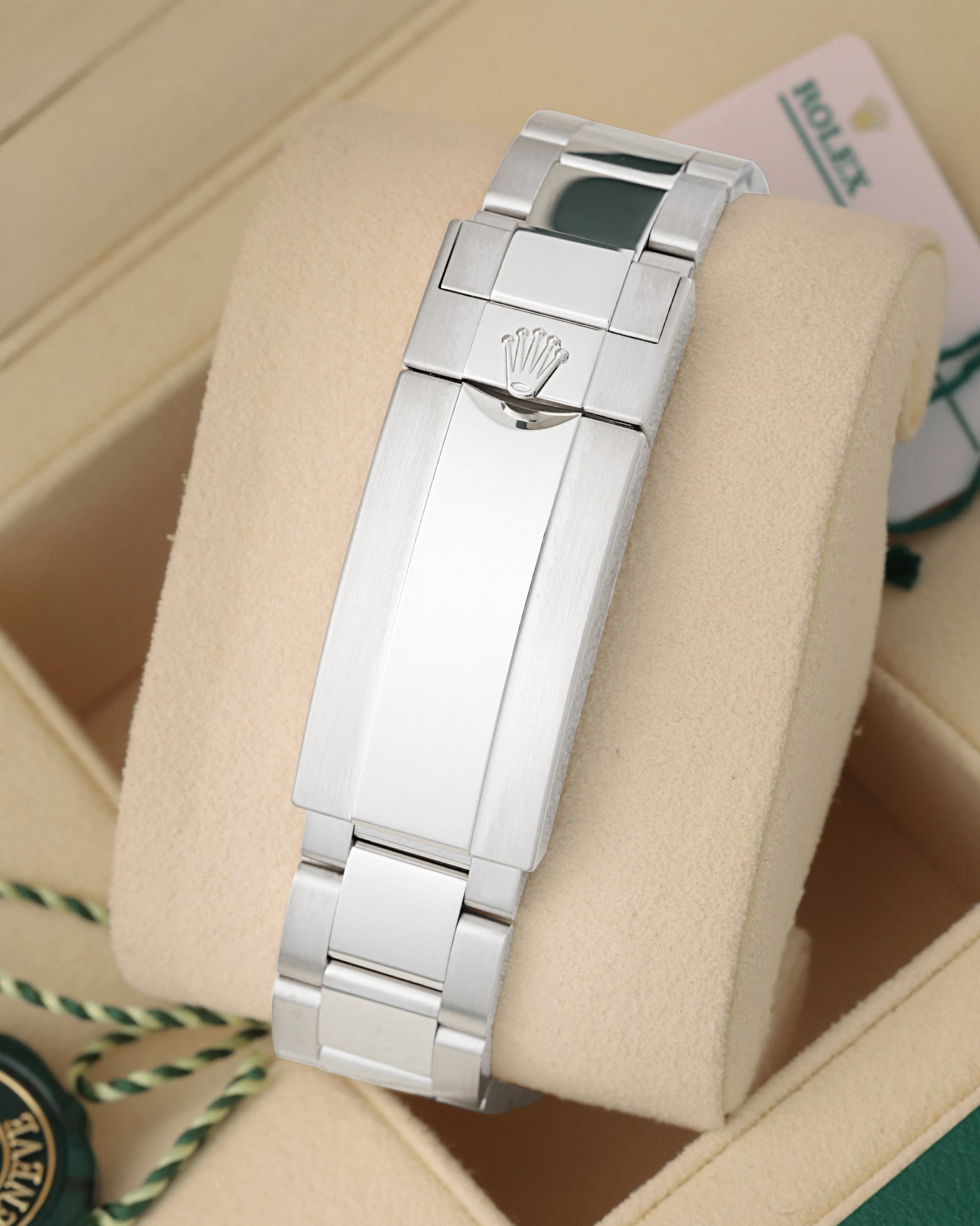 18k white gold Oyster bracelet with Oysterlock safety clasp and Glidelock extension system on Rolex Submariner 126619LB