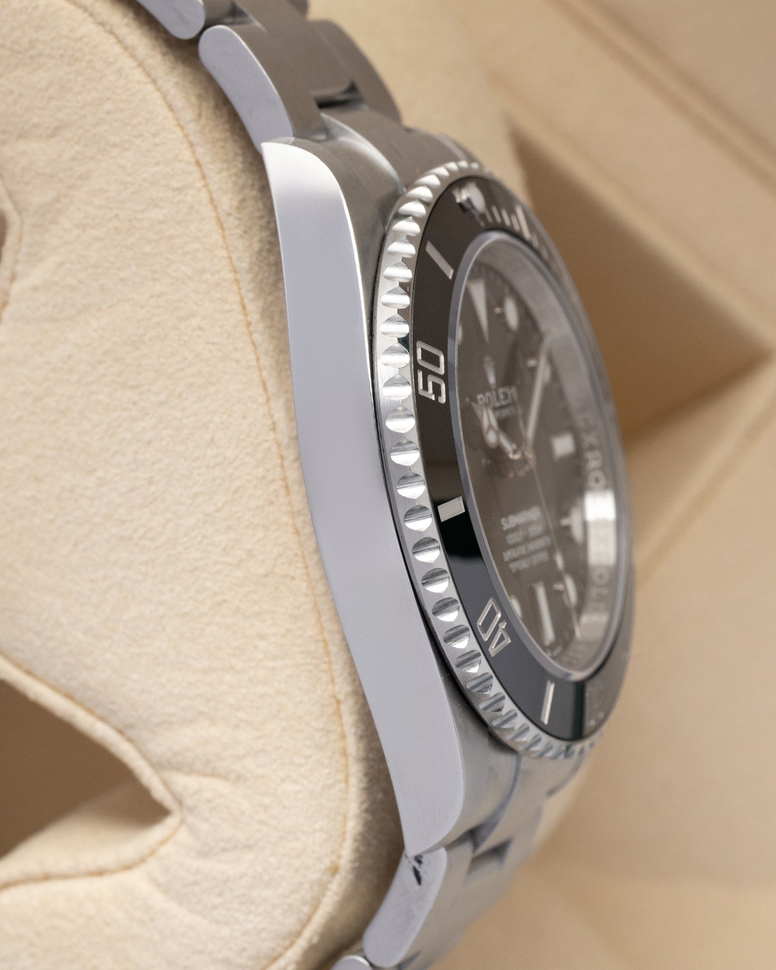 Left-side macro profile view showcasing the high-polished finish across the Oystersteel caseband wall and the flush, solid interface of the integrated endlinks