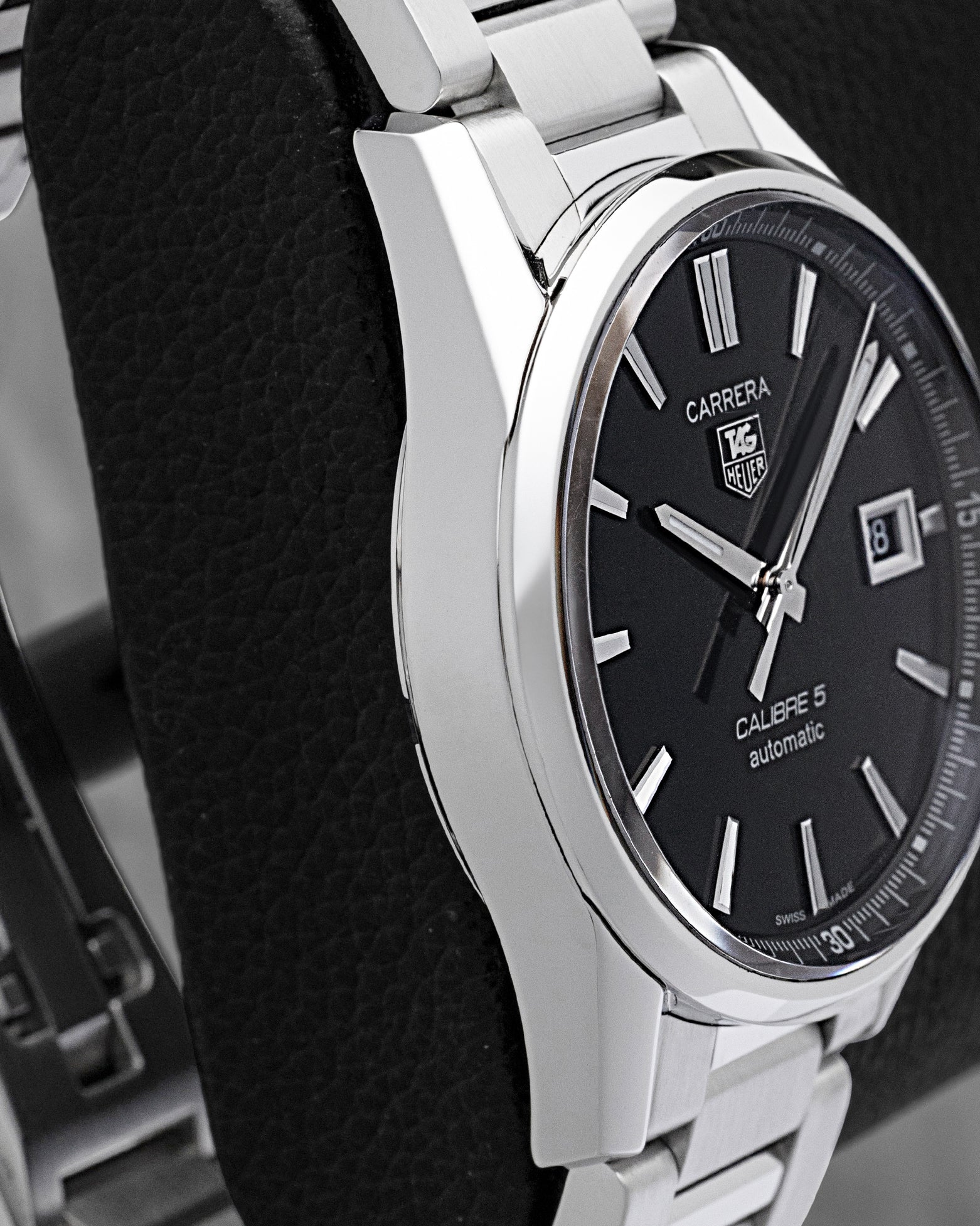 Polished stainless steel case profile and bezel view of pre-owned TAG Heuer Carrera Calibre 5 automatic