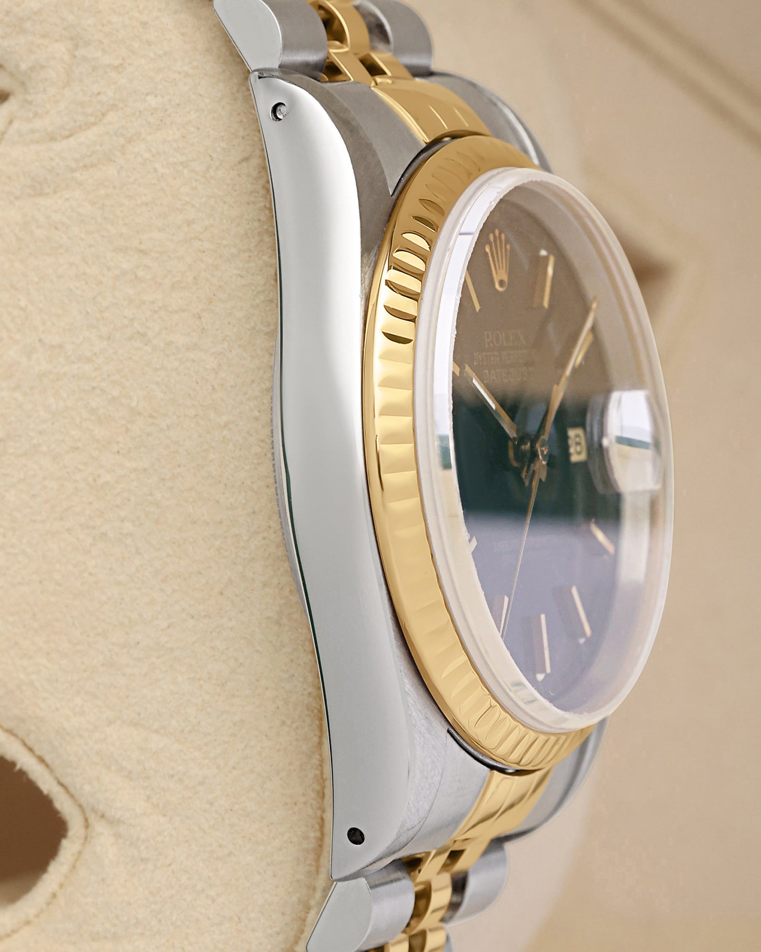 Left-side macro profile view showcasing the mirror-polished steel case band flank and the classic tapering silhouette of the integrated professional lugs