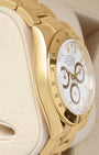 Side profile view of the mirror-polished solid 18k yellow gold Oyster case on the non-crown side of a Rolex Daytona 40mm