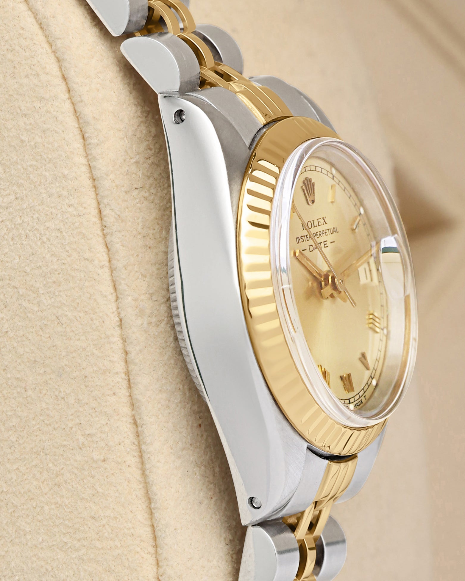 Left-side macro profile view showcasing the mirror-polished stainless steel case flank and the classic tapered profile of the vintage feminine lugs