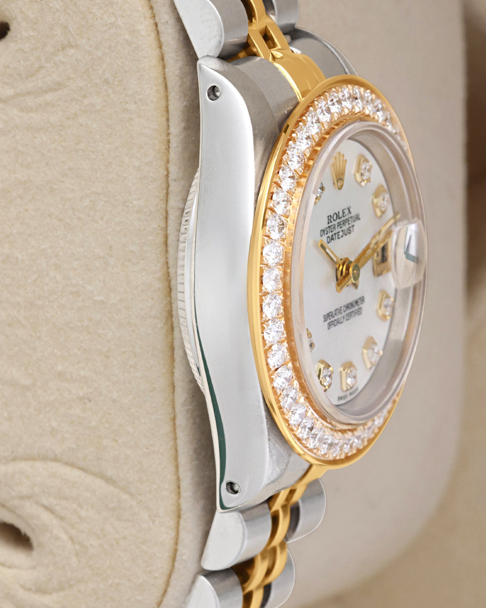 Side profile view of the polished stainless steel Oyster case on the non-crown side of a two-tone 1989 Rolex Datejust 26mm